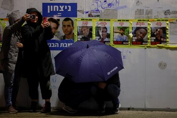 La gente se protege mientras