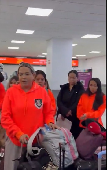 La denuncia de una profesora y 11 estudiantes desató reacciones en redes sociales mientras esperan una respuesta oficial de las autoridades y la aerolínea.