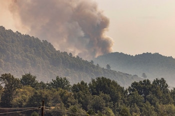 Los bomberos luchan contra el incendio forestal de Las Peñas de Riglos (Huesca). (EFE/Toni Galán)