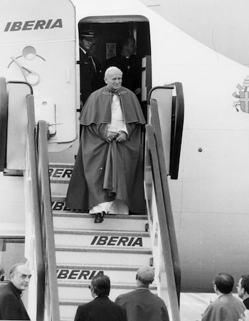 Su Santidad el Papa Juan Pablo II desembarcando del B-727 matrícula EC-CBC nombre Navarra, a su llegada a Santiago de Compostela en su primer vuelo a España donde permaneció del 31 de octubre al 9 de noviembre de 1982.