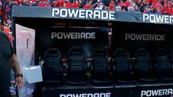 La imagen de cómo quedó el banco de suplentes de Racing tras los disturbios con los hinchas de Independiente