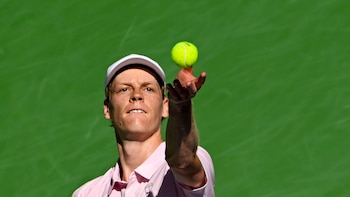 Sinner supera a Medvedev y