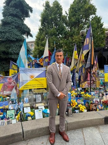 El juez José Michilini en el "rincón argentino" de la Plaza del Maidán, en Kiev, donde se recuerda a los combatientes caídos, entre ellos Raúl Ignacio Ferreira y Gabriel Alejandro Piparolla.