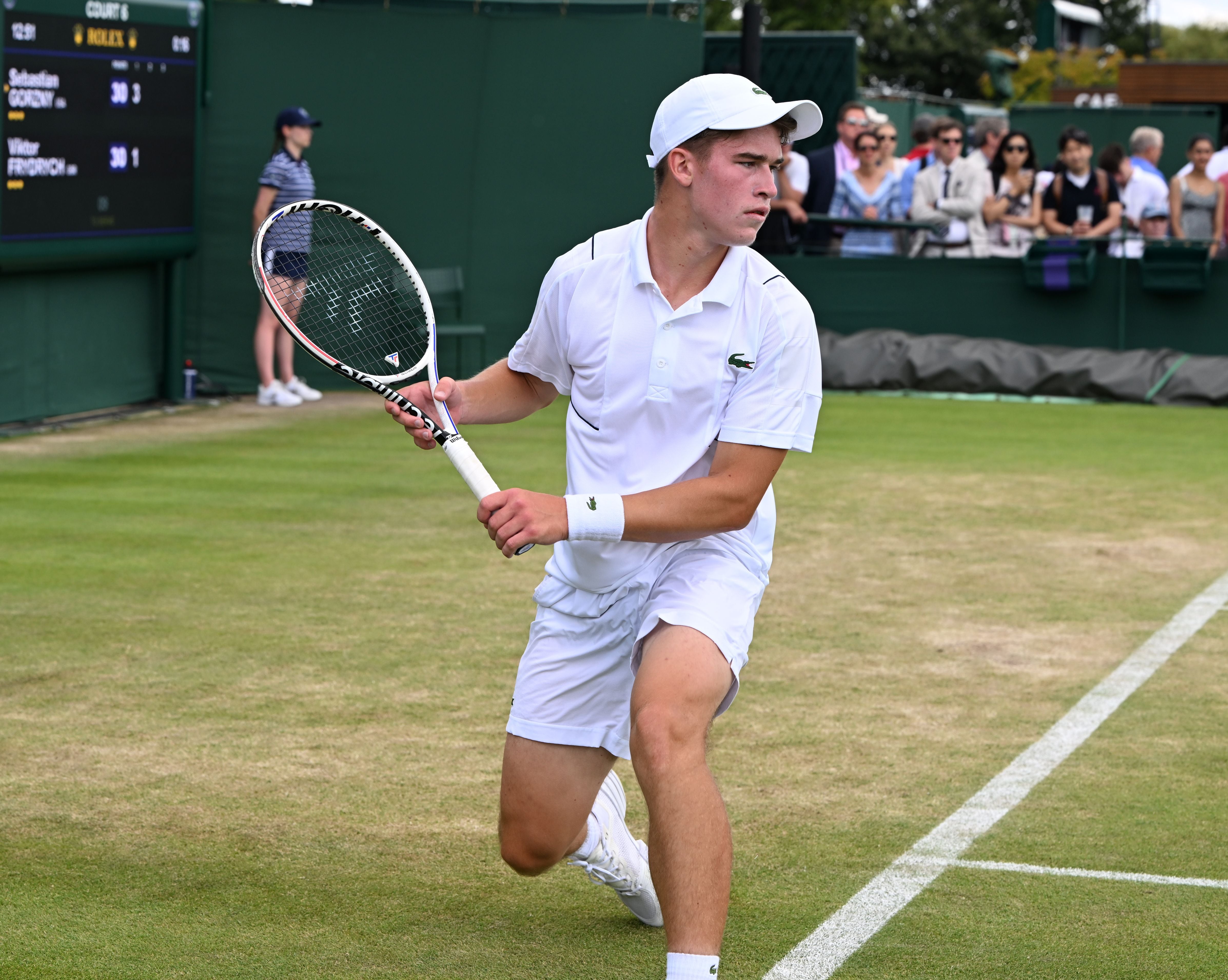 El universitario estadounidense derrotó a Raphael Collignon, salvó cinco puntos de partido y accedió a la segunda ronda del Grand Slam