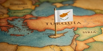 Chipre adoptó su bandera el 16 de agosto de 1960, fecha en la que proclamó su independencia del Reino Unido (Imagen Ilustrativa Infobae)