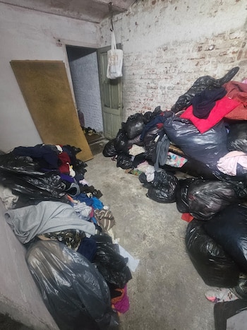 Así fueron encontrados por la policía una veintena de ancianos en un geriátrico (Telemundo/Canal 12)