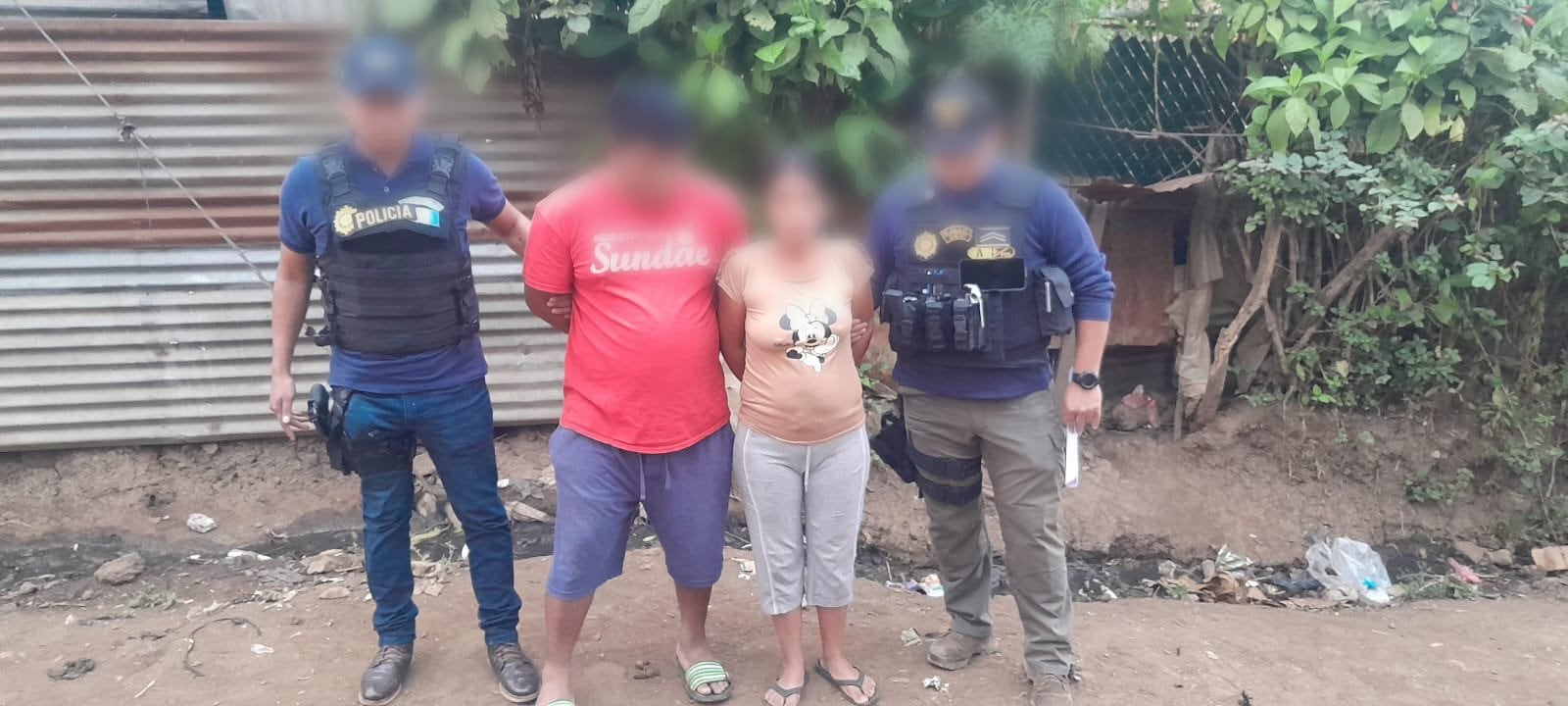La Fiscalía contra el Delito de Femicidio y la PNC detuvieron a dos personas en Las Mercedes, Barberena, por delitos sexuales y maltrato contra una niña. (Cortesía: Ministerio Público)