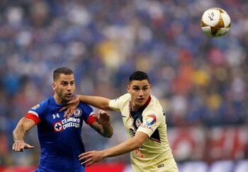 Foto de archivo de Edgar Méndez (azul) durante un partido del torneo mexicano entre Cruz Azul y América. Estadio Azteca, Ciudad de México. 16 de diciembre de 2018.
REUTERS/Henry Romero