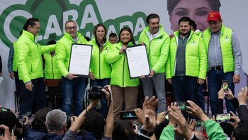 Clara Brugada recibe constancia como