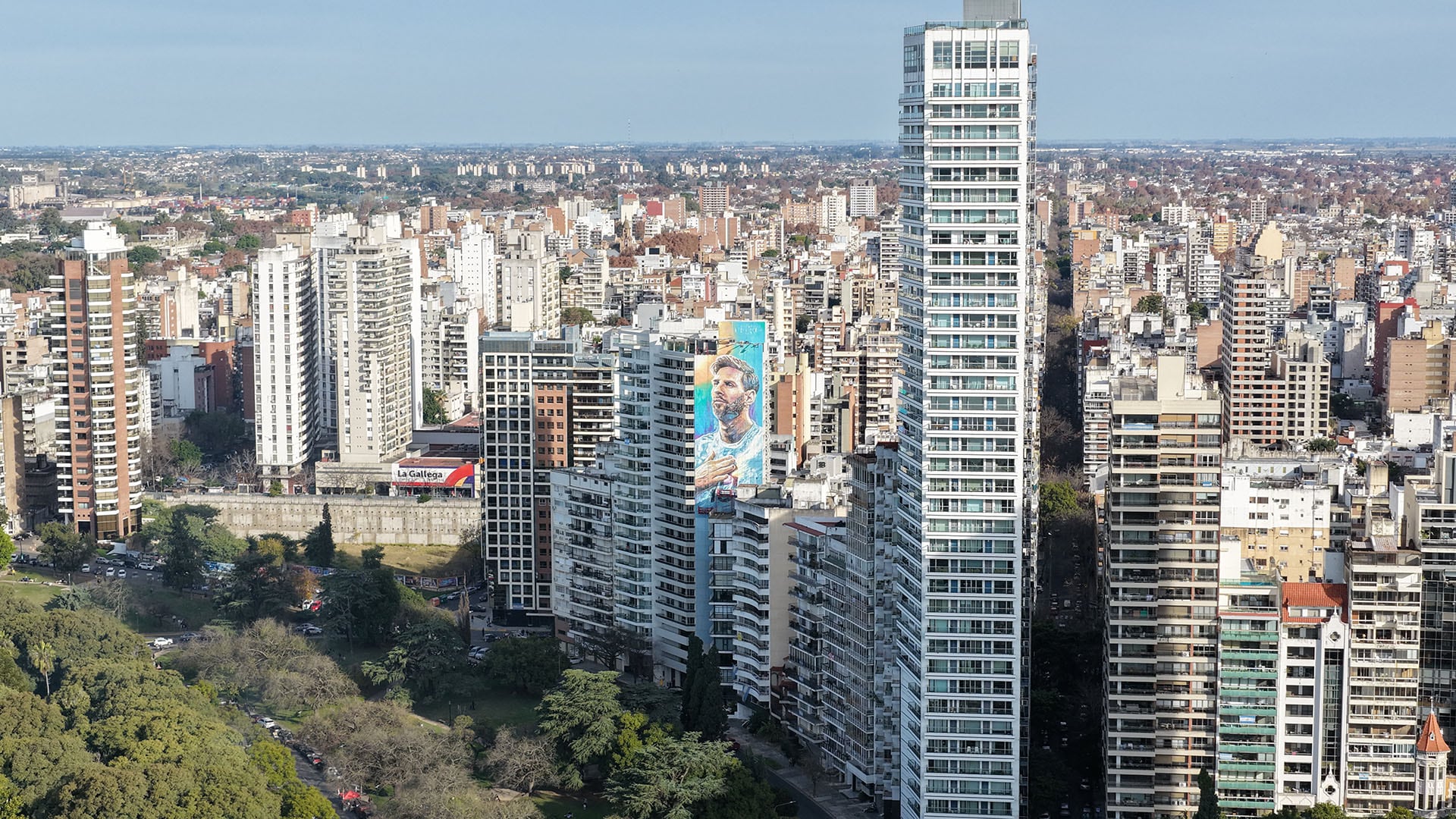 Un mural de Lionel Messi con la camiseta de la selección argentina se exhibe en la fachada de un edificio en Rosario, Argentina.