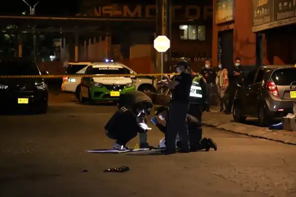 Las autoridades acordonaron el sector y mantienen presencia constante mientras avanzan las investigaciones del ataque. - crédito Alcaldía de Santiago de Cali