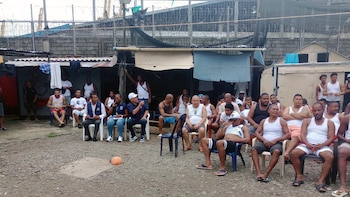 150 detenidos permanecen en un coliseo de Buenaventura tras un incendio en el centro de detención: así está la situación