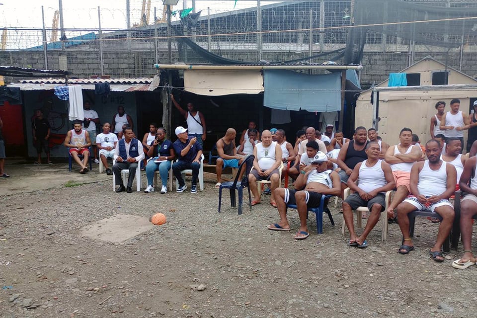 Incendio y tensión criminal dejan a 150 detenidos en un coliseo de Buenaventura