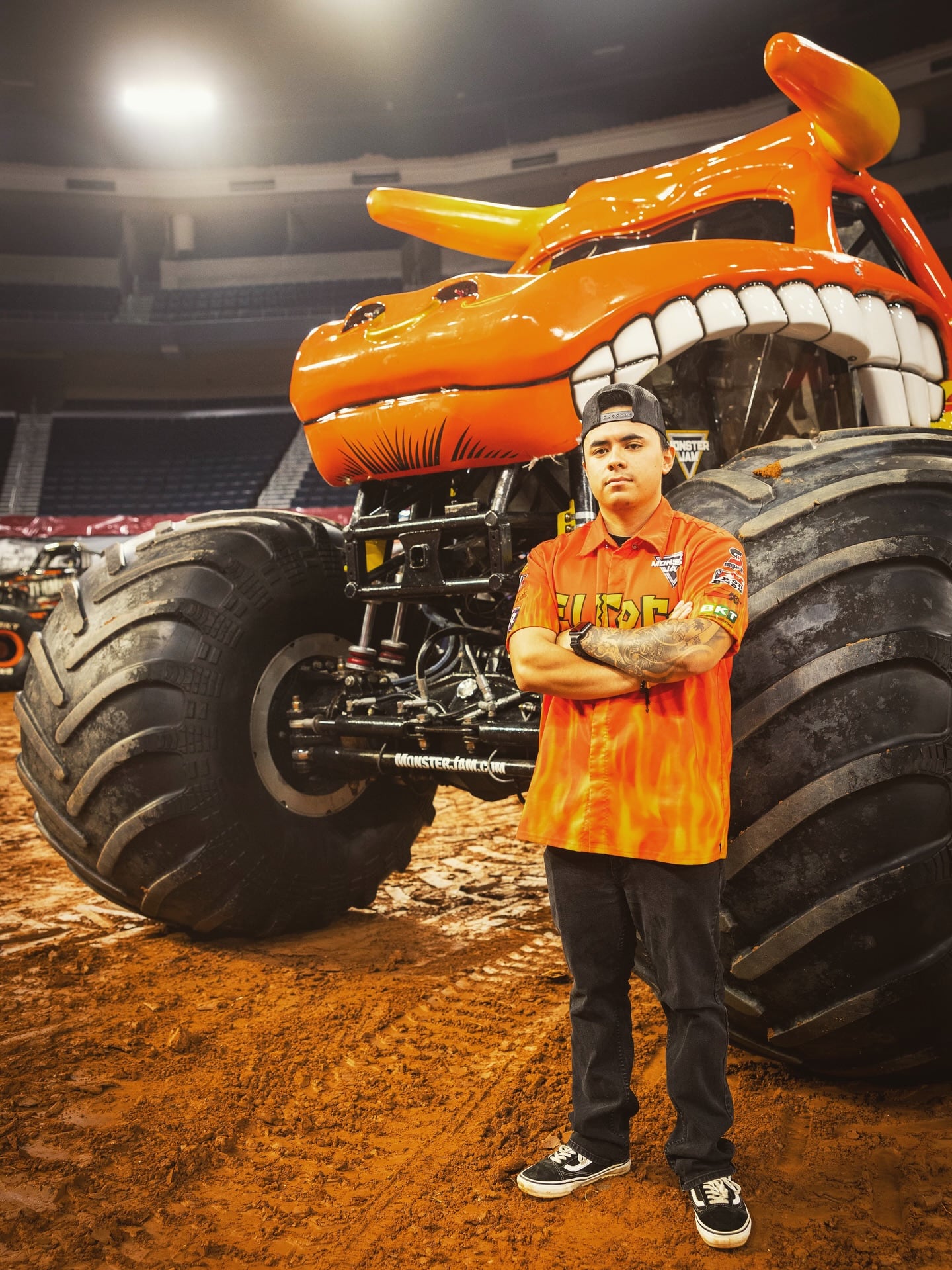 Ayer deseo, hoy realidad, Jay Solorio al volante de El Toro Loco, una de las monster trucks más legendarias de la competencia (@mj.solo)