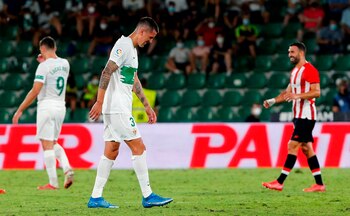 El defensa chileno del Elche