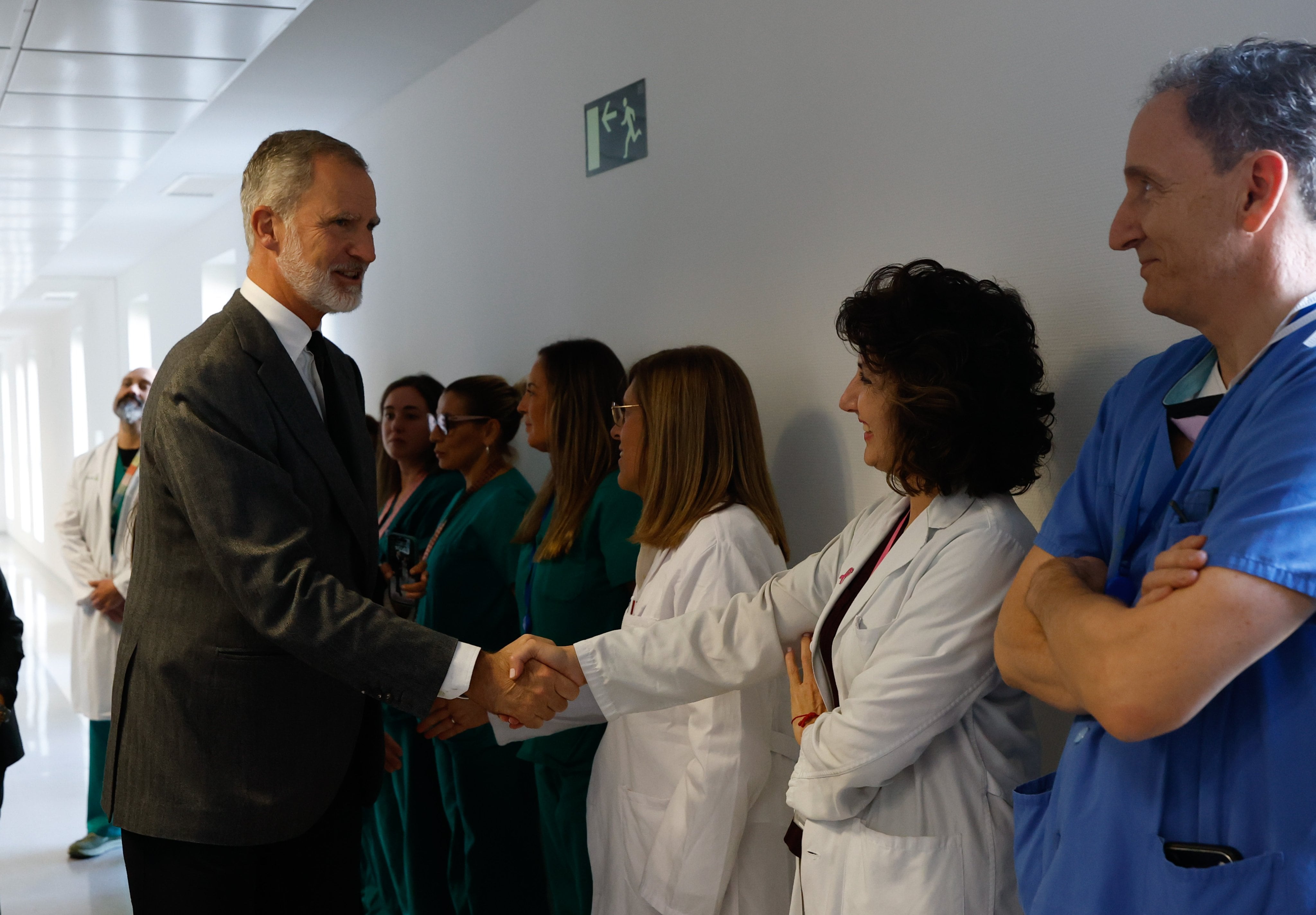 El rey Felipe VI dando la mano al personal sanitario del hospital de Toledo, donde se encuentran las víctimas del accidente ferroviario. (Casa Real)