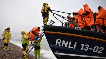 Mueren cuatro migrantes tras un naufragio en el canal de la Mancha frente a la costas de Francia