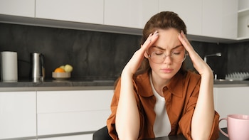 Las 10 señales que alertan del cortisol alto en mujeres: del aumento de peso al cansancio o problemas para dormir