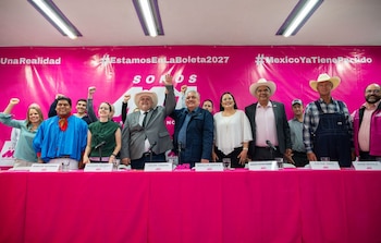 CIUDAD DE MÉXICO, 15JULIO2026.- Integrantes de Somos México ofrecieron una rueda de prensa para anunciar la adhesión de Julián LeBarón al proyecto político, quien manifestó su intención de participar en el proceso por la gubernatura de Chihuahua. En la imagen: Julián LeBarón, Guadalupe Acosta, presidente nacional de Somos México; Mónica LeBarón, Romeyno Gutiérrez, Alejandra Molina, secretaria de Inclusión; Marisol Proaño Monarrez, Víctor Vega y Johan Neufeld. FOTO: ESTRELLA JOSENTO/CUARTOSCURO.COM