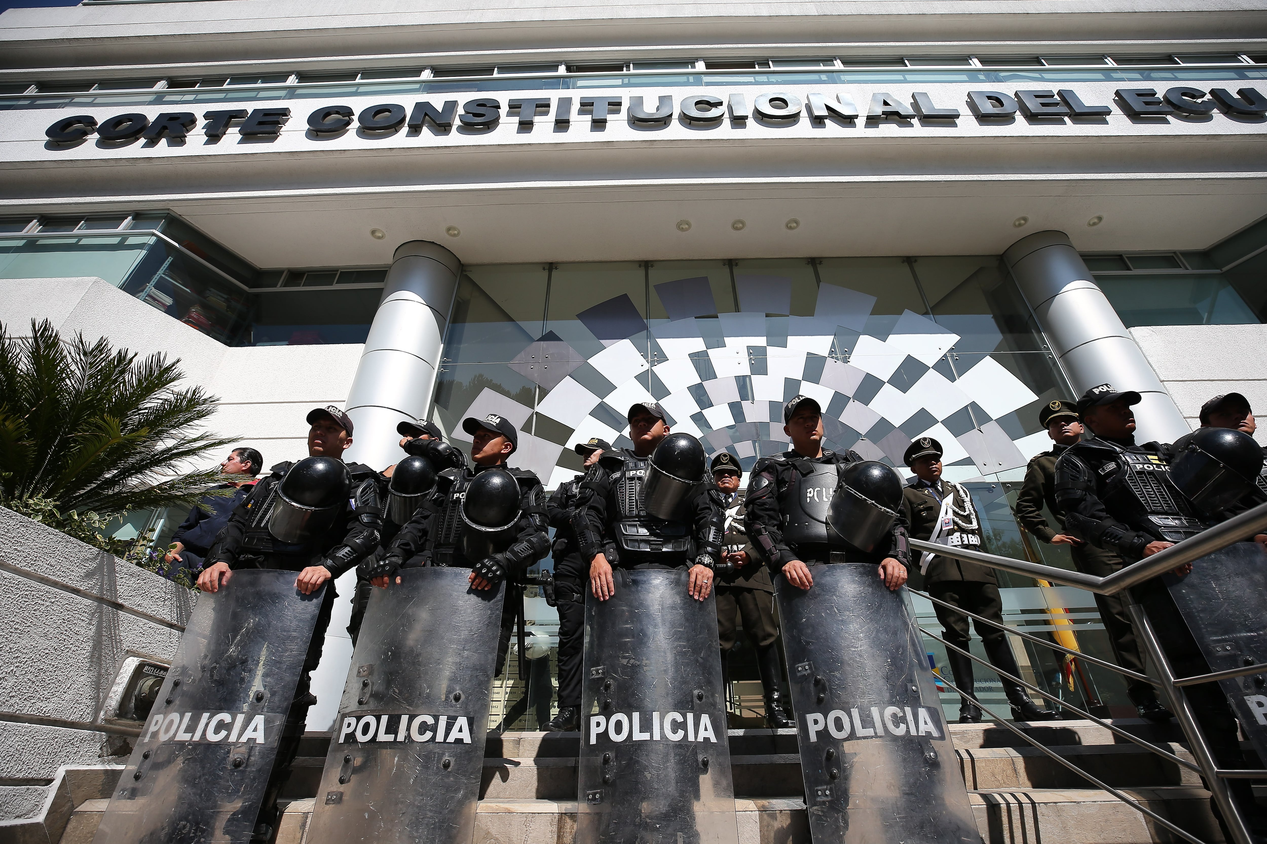 Fotografía de archivo de un escuadrón de policías al proteger la entrada principal de la sede de Corte Constitucional del Ecuador, en Quito (EFE/José Jácome)