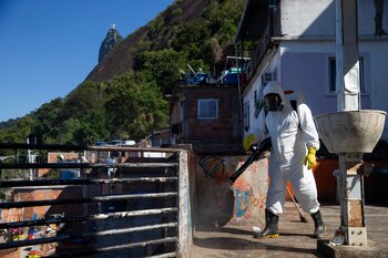Un brasileño desinfecta una zona