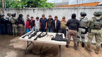 Caen siete personas junto con