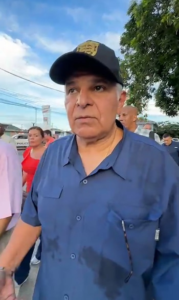 El presidente de Panamá, José Raúl Mulino, explicó que los daños en las carreteras han dificultado el traslado de alimentos hacia las comunidades rurales y aseguró que la asistencia comenzó a distribuirse durante el sábado. EFE/ Bienvenido Velasco
