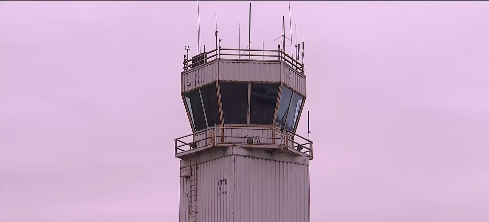 La nueva torre de control duplicará la altura de la estructura actual en el aeropuerto de Gary (Captura de video)