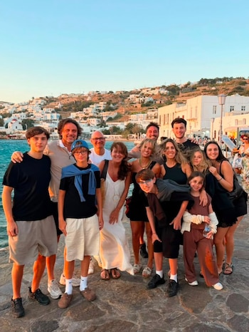 Las vacaciones de Mariana Fabbiani en Europa incluyeron un paso por Grecia y una foto grupal frente al puerto de Mikonos