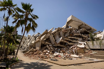Escombros de edificios destruidos por los terremotos del 24 junio, en Caraballeda (Venezuela) (EFE/ Miguel Gutiérrez)