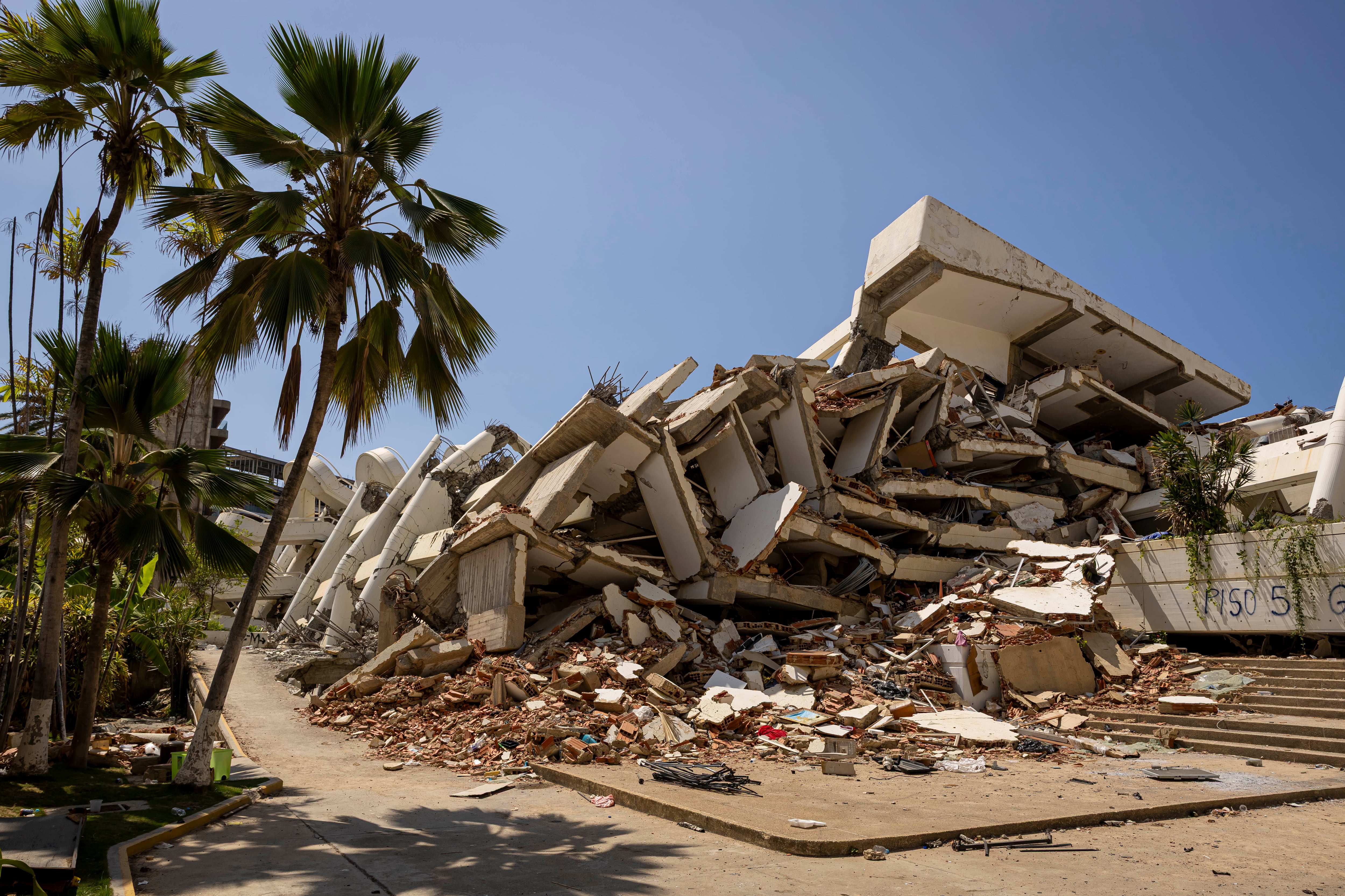 Escombros de edificios destruidos por los terremotos del 24 junio, en Caraballeda (Venezuela) (EFE/ Miguel Gutiérrez)