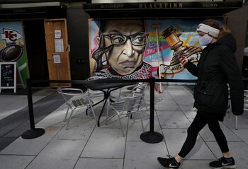 Una persona con máscara facial