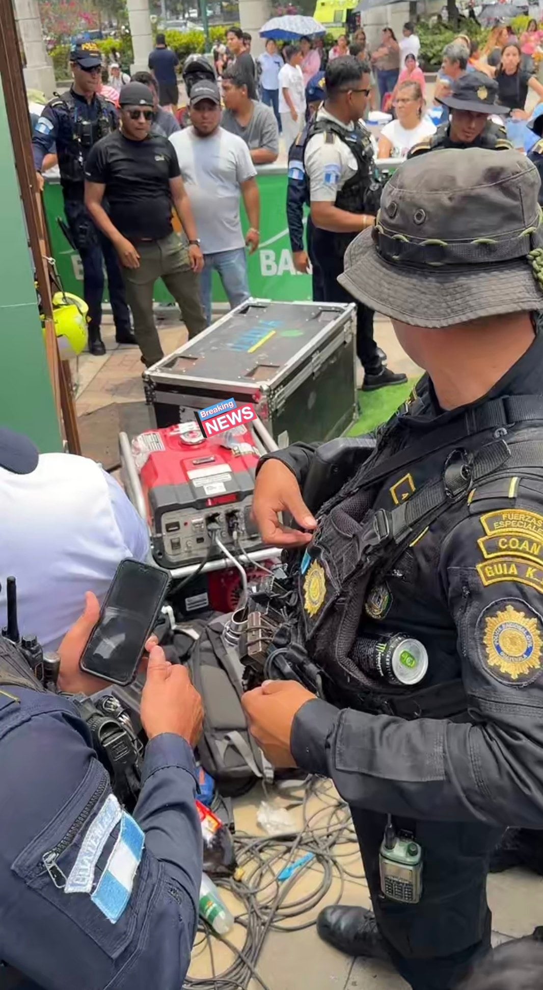 Agentes de la Policía de Guatemala intervinieron para dispersar la aglomeración en la zona del Obelisco, donde se entregarían los paquetes de tarjetas y el álbum del Mundial 2026. Foto: Redes sociales (cuenta Breaking News)
