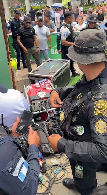 Agentes de la Policía de Guatemala intervinieron para dispersar la aglomeración en la zona del Obelisco, donde se entregarían los paquetes de tarjetas y el álbum del Mundial 2026. Foto: Redes sociales (cuenta Breaking News)