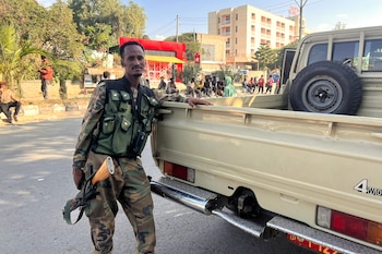 Un combatiente de las Fuerzas de Paz de Tigray, se apoya en un vehículo tras entrar en Mekelle, en la región de Tigray, Etiopía, el 4 de octubre de 2026 (AP/Filmon Equar Hailu)