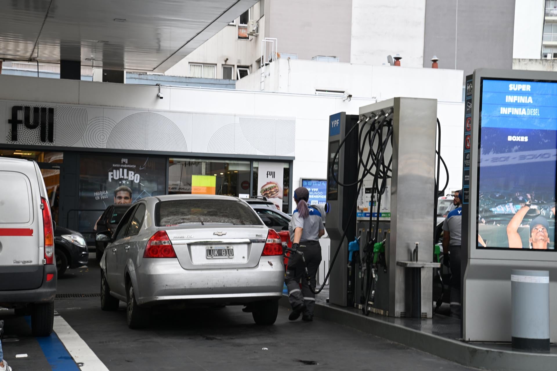 El impacto del precio del combustible sobre los salarios argentinos supera al de países como Rusia y Uruguay, pero se mantiene similar al de Perú y por debajo de naciones con aumentos más pronunciados (Maximiliano Luna)