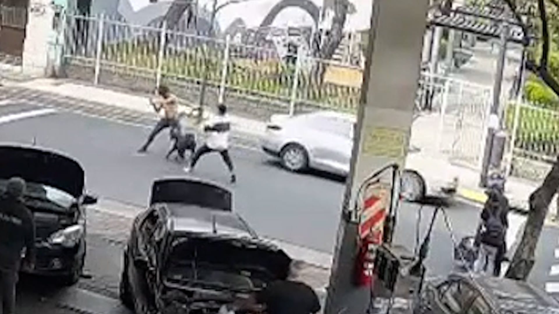 El momento en que el atacante le asestó un puntazo en el cuello con una lanza a la víctima.
