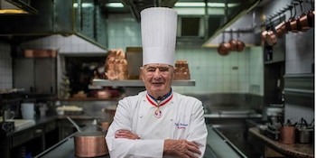 Paul Bocuse mantuvo durante 55 años las tres estrellas de la Guía Michelin en su restaurante de Collonges-au-Mont-d’Or (AFP)