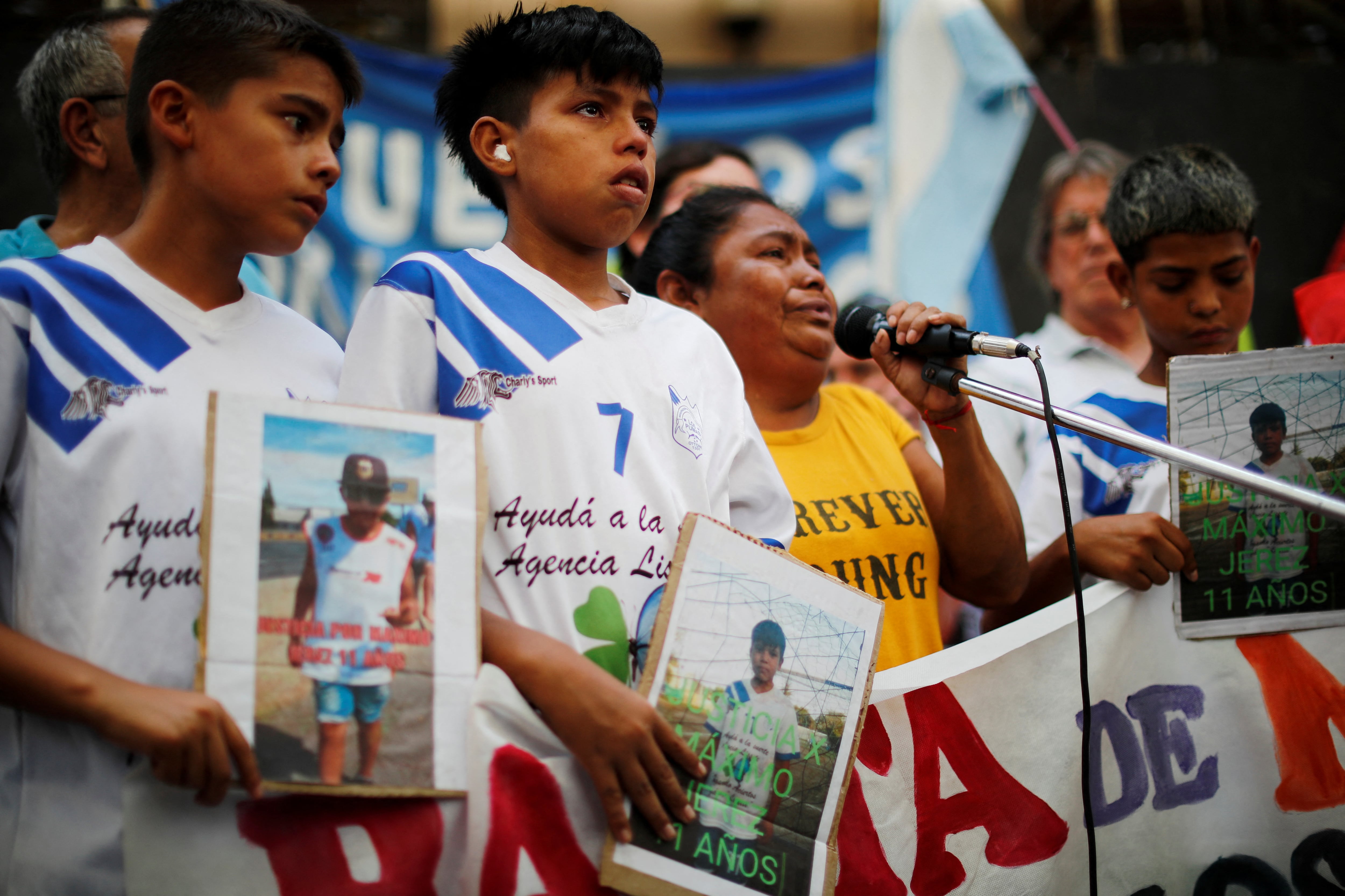 La familia, vecinos y demás personas de la comunidad exigieron justicia por Máximo Jérez (Foto: REUTERS/Agustin Marcarian)