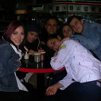 Héctor Zamorano posa junto a