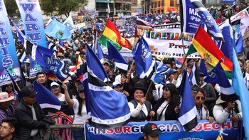 Simpatizantes participan en una marcha