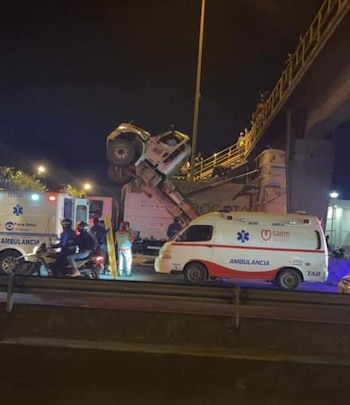 Volqueta atascada en Bogotá. Foto: