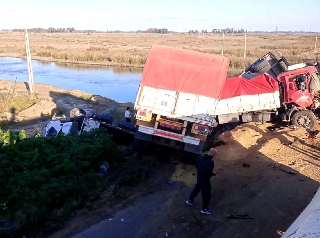 El operativo de emergencia en la Ruta Provincial 51 movilizó a la Policía, Bomberos Voluntarios, Defensa Civil, Patrulla Rural y paramédicos.