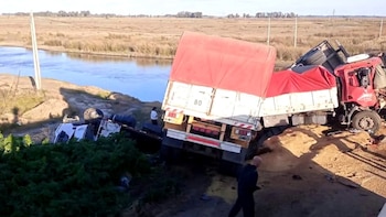 Impactante accidente en la Ruta 51: cuatro camiones chocaron, uno cayó de un puente y un hombre murió