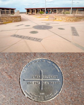 Una placa del Monumento de las Cuatro Esquinas mostrando Utah, Colorado, Arizona, Nuevo México. También se ve la plaza con los nombres de los estados en el suelo