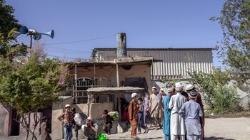 Estudiantes yéndose de su escuela.