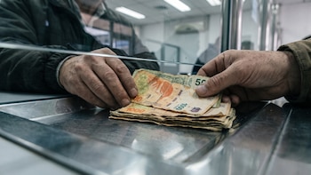Billetes rotos o manchados: en qué casos los bancos están obligados a cambiarlos, según el BCRA