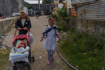 Mía Rodríguez, a la izquierda,