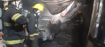 Un auto quedó completamente destruido por el fuego