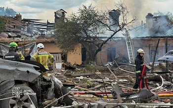 Esta imagen, distribuida por los Servicios de Emergencias de Ucrania, muestra el lugar donde impactó un misil ruso en la región de Kiev, Ucrania, el 24 de julio de 2026 (Servicios de Emergencias de Ucrania vía AP)